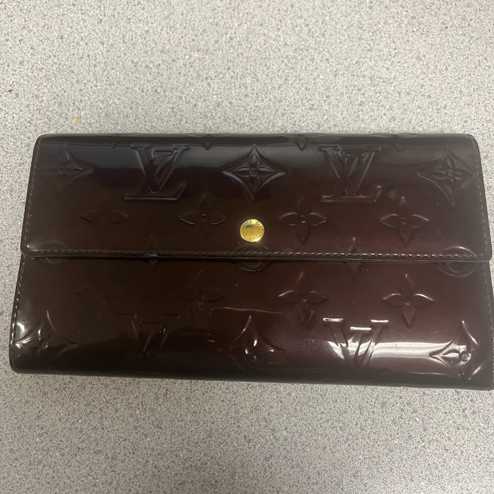 Louis Vuitton Amaranthe Vernis Sarah Wallet